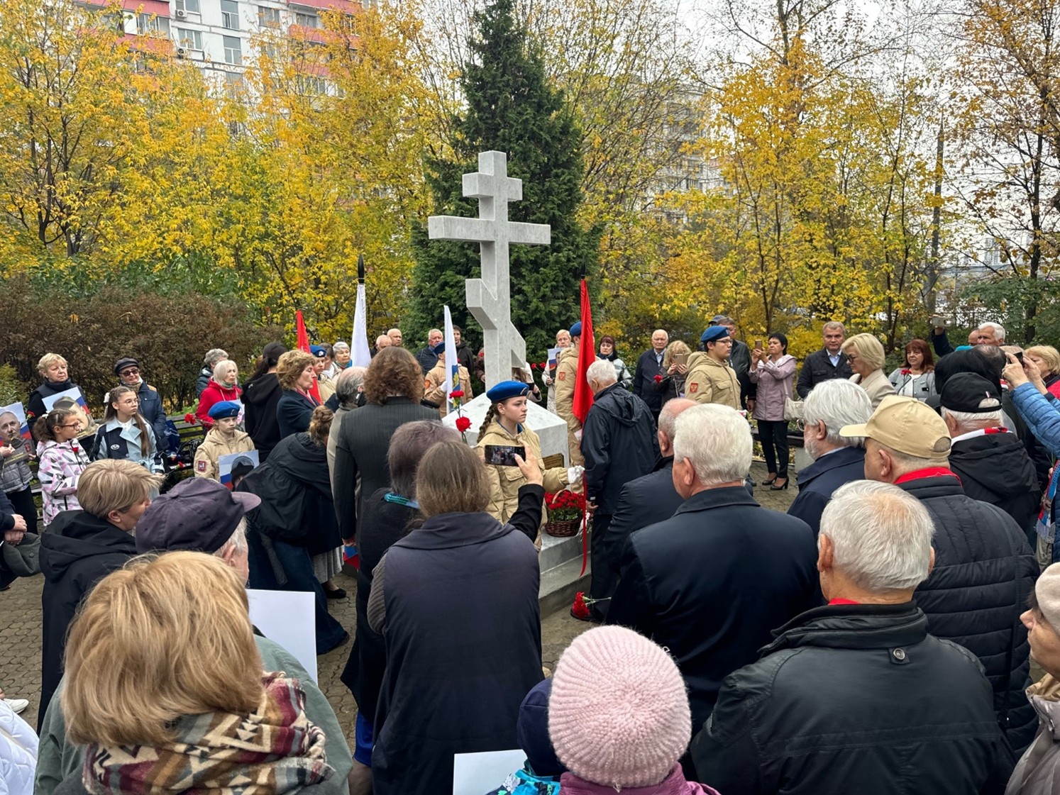 В Бескудниковском районе Москвы при поддержке компании КОЛДИ реконструирован поклонный крест героям-защитникам Отечества